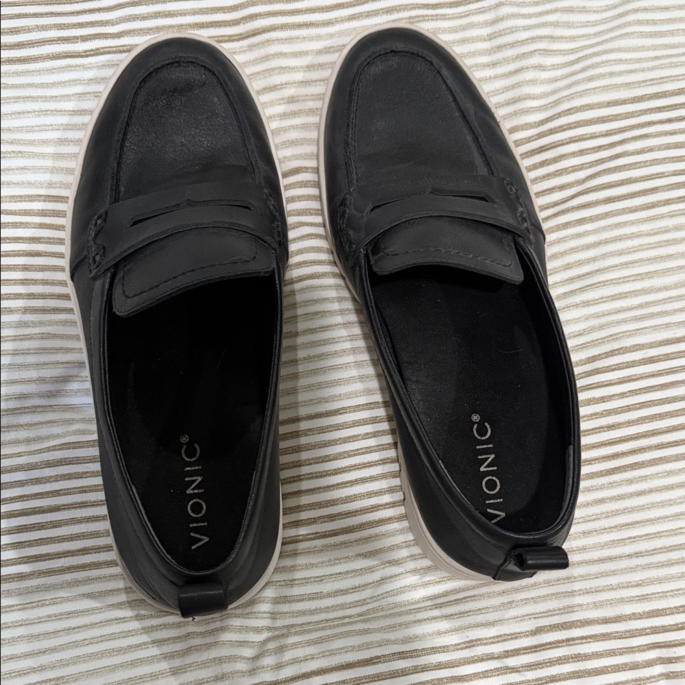 Vionic Women's  8 Wide Black Loafers